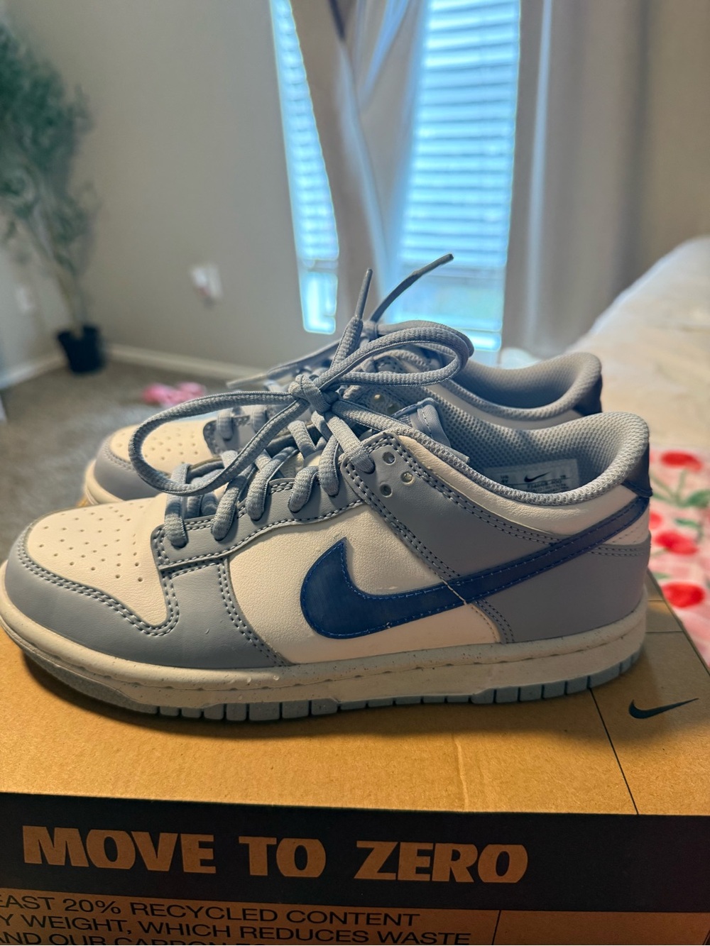 Nike Kids Low-Top Sneakers in Light Blue and White - Picture 4 of 8